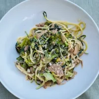 Cremige Zucchini Nudeln mit Broccoli